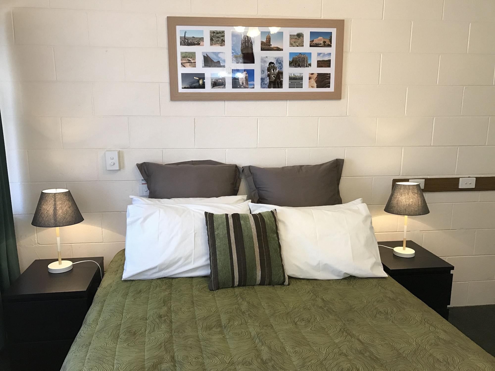 The Lodge Outback Motel Broken Hill Bagian luar foto