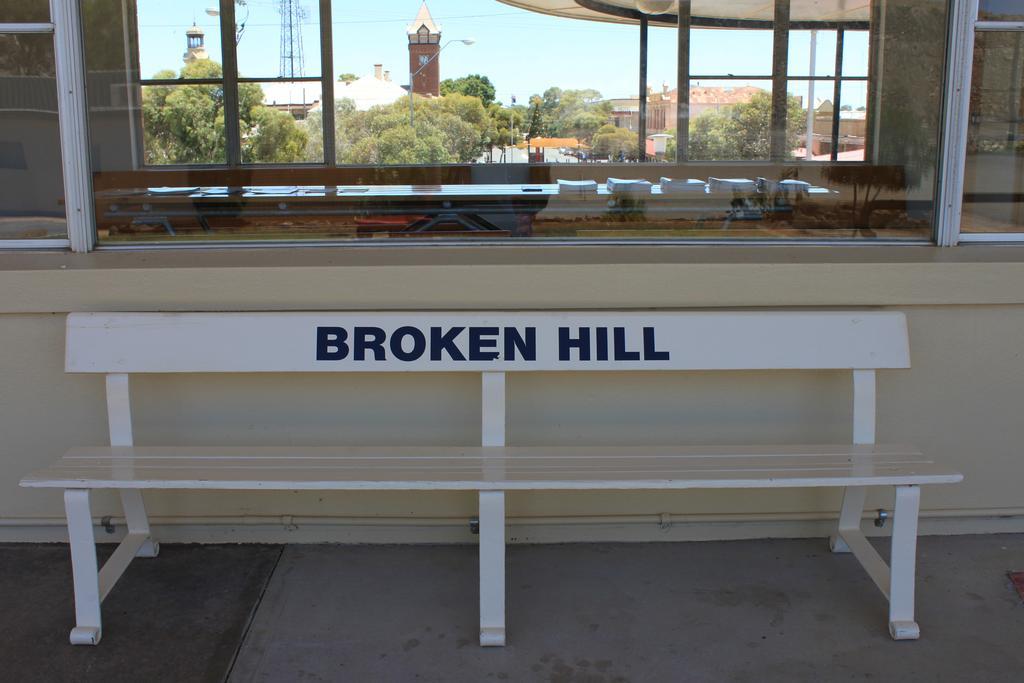 The Lodge Outback Motel Broken Hill Bagian luar foto